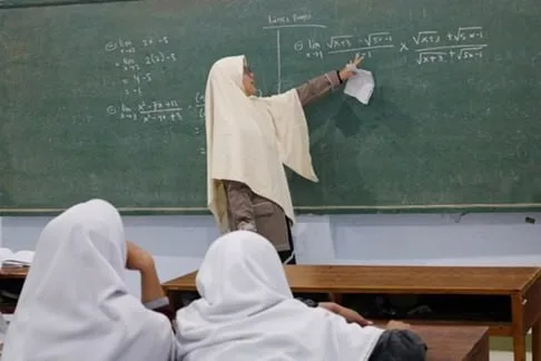 Mahasiswi Farmasi UNIDA Gontor mengajar santriwati KMI kelas 6 di kelas Kampus 2 Pondok Modern Darussalam Gontor Putri.