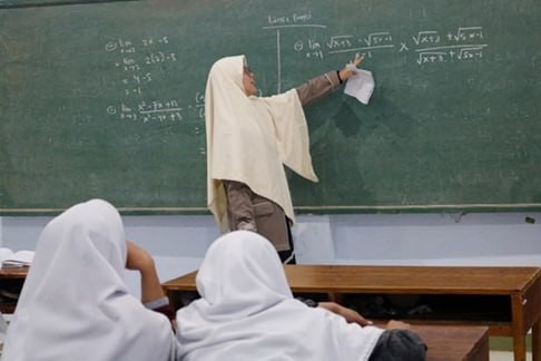 Mahasiswi Farmasi UNIDA Gontor mengajar santriwati KMI kelas 6 di kelas Kampus 2 Pondok Modern Darussalam Gontor Putri.