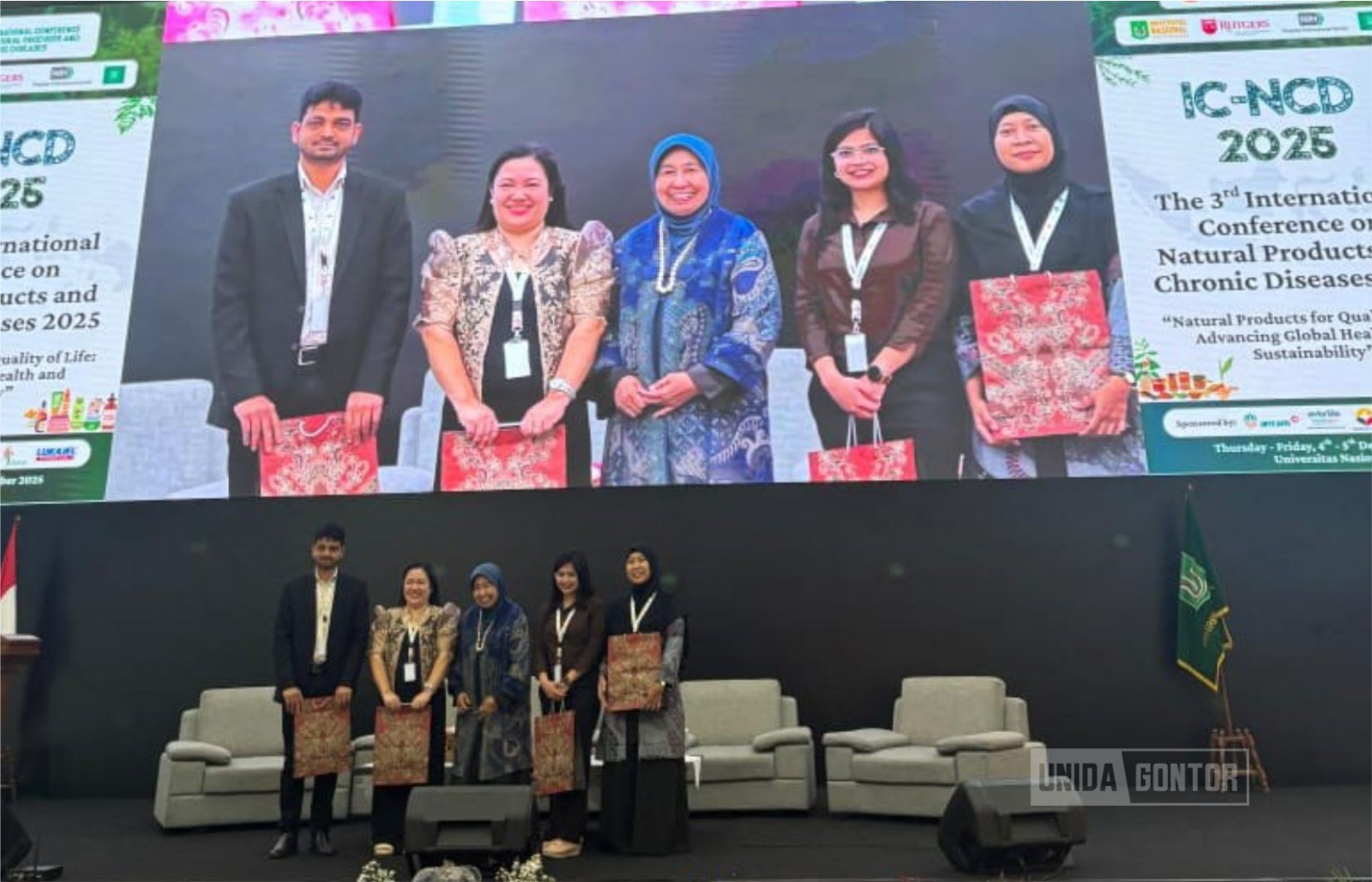 Dosen dan mahasiswi Farmasi UNIDA Gontor berfoto usai menerima penghargaan Best Presenter pada konferensi internasional di Universitas Nasional Jakarta.