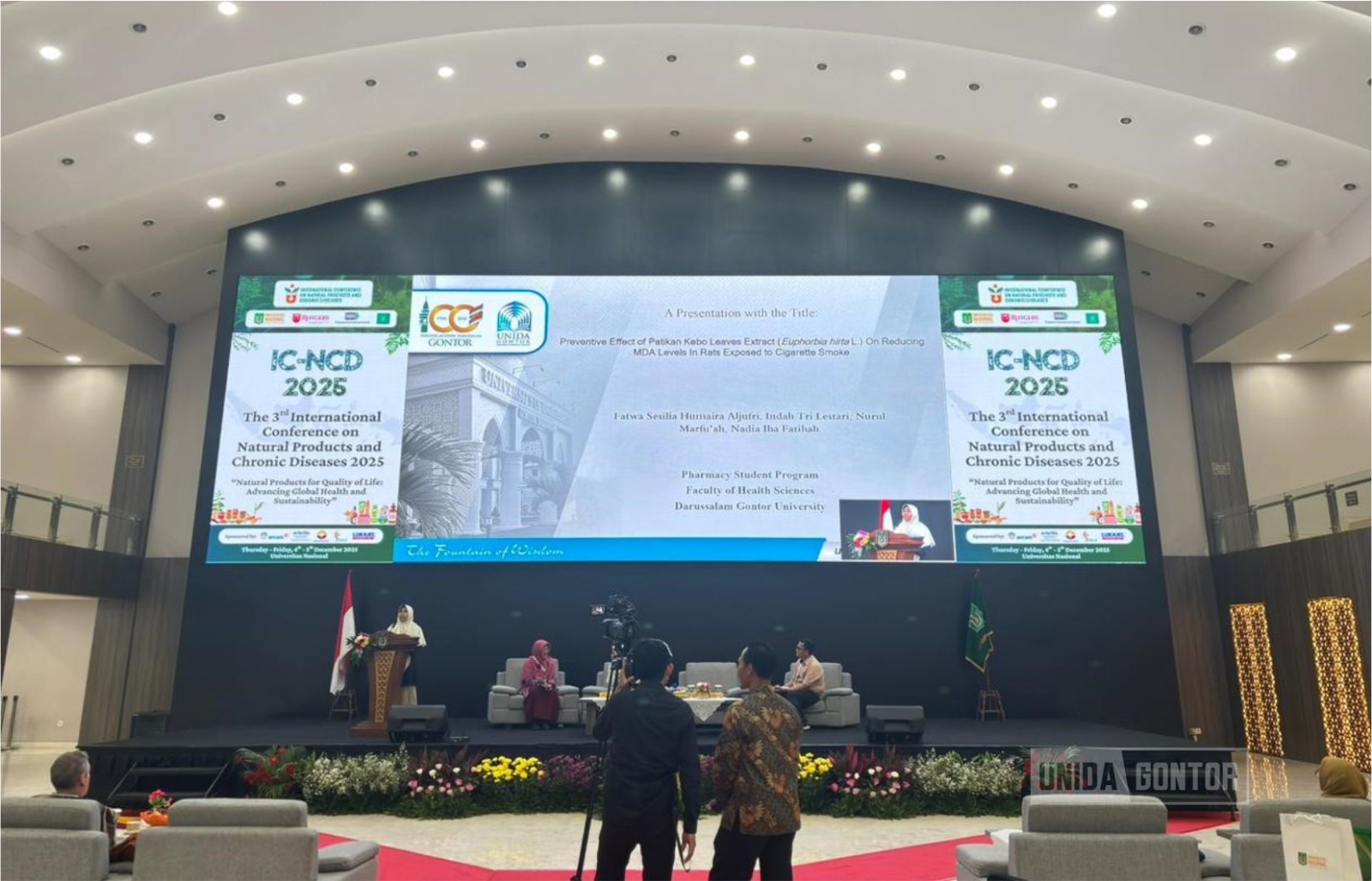 Dosen dan mahasiswi Farmasi UNIDA Gontor berfoto usai menerima penghargaan Best Presenter pada konferensi internasional di Universitas Nasional Jakarta.