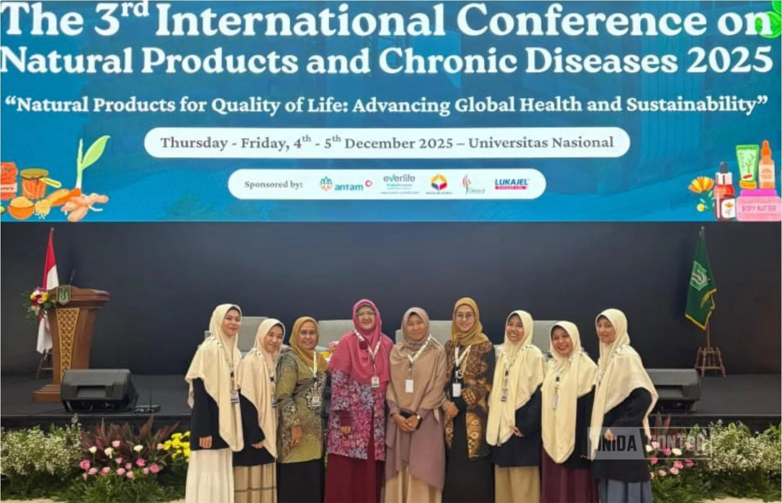 Dosen dan mahasiswi Farmasi UNIDA Gontor berfoto usai menerima penghargaan Best Presenter pada konferensi internasional di Universitas Nasional Jakarta.