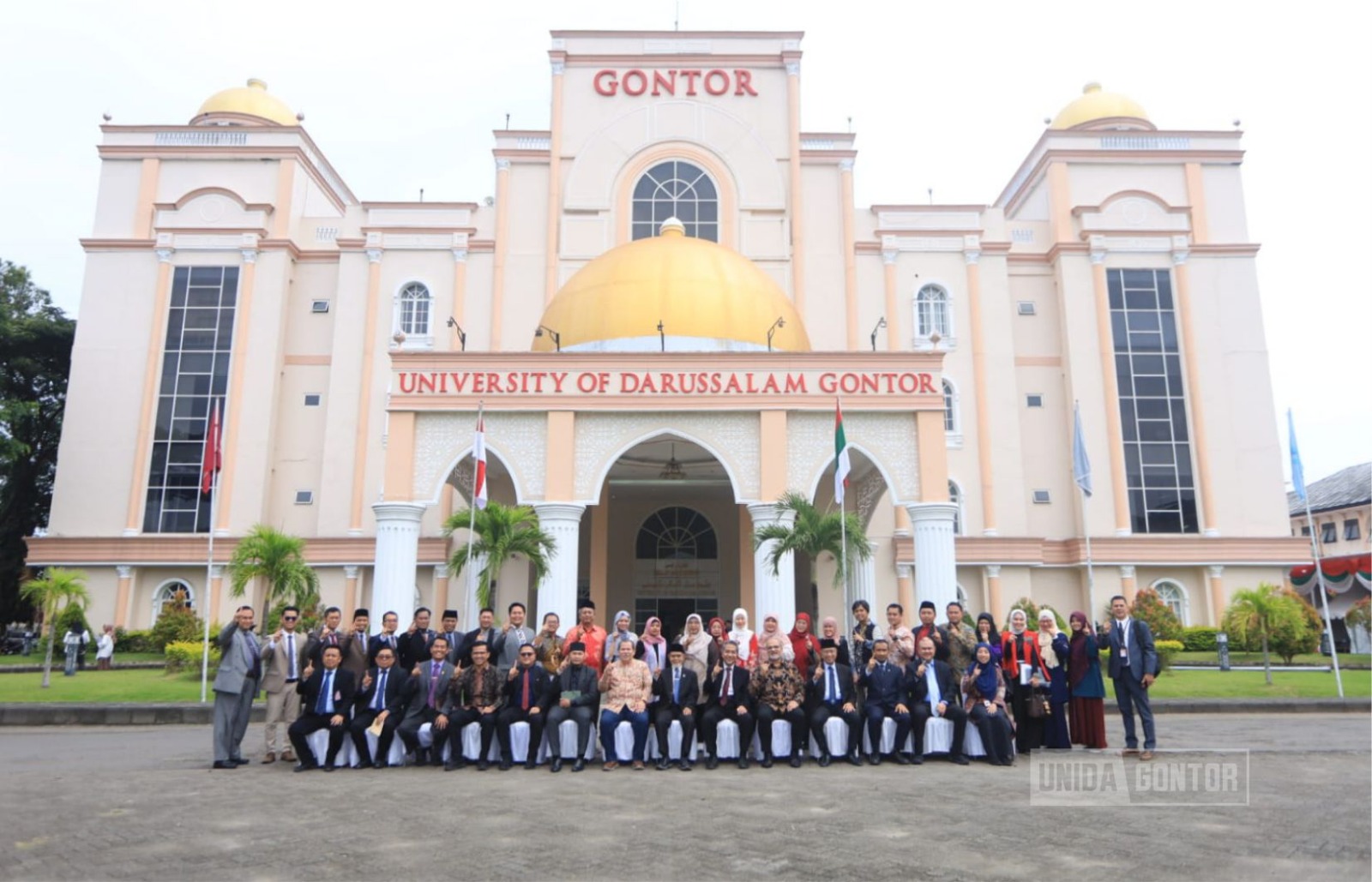 Pembukaan Grand Opening BTN Syariah Halal Lifestyle Expo dalam rangka The 13th AICIF dan 100 Tahun Gontor oleh K.H. Hasan Abdullah Sahal di Panggung Expo UNIDA Gontor, dengan latar stan UMKM halal Ponorogo dan FORBIS Gontor.