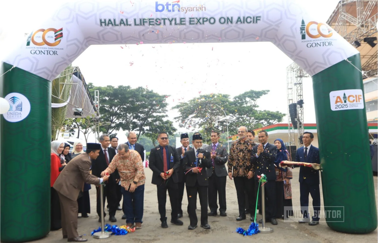 Pembukaan Grand Opening BTN Syariah Halal Lifestyle Expo dalam rangka The 13th AICIF dan 100 Tahun Gontor oleh K.H. Hasan Abdullah Sahal di Panggung Expo UNIDA Gontor, dengan latar stan UMKM halal Ponorogo dan FORBIS Gontor.