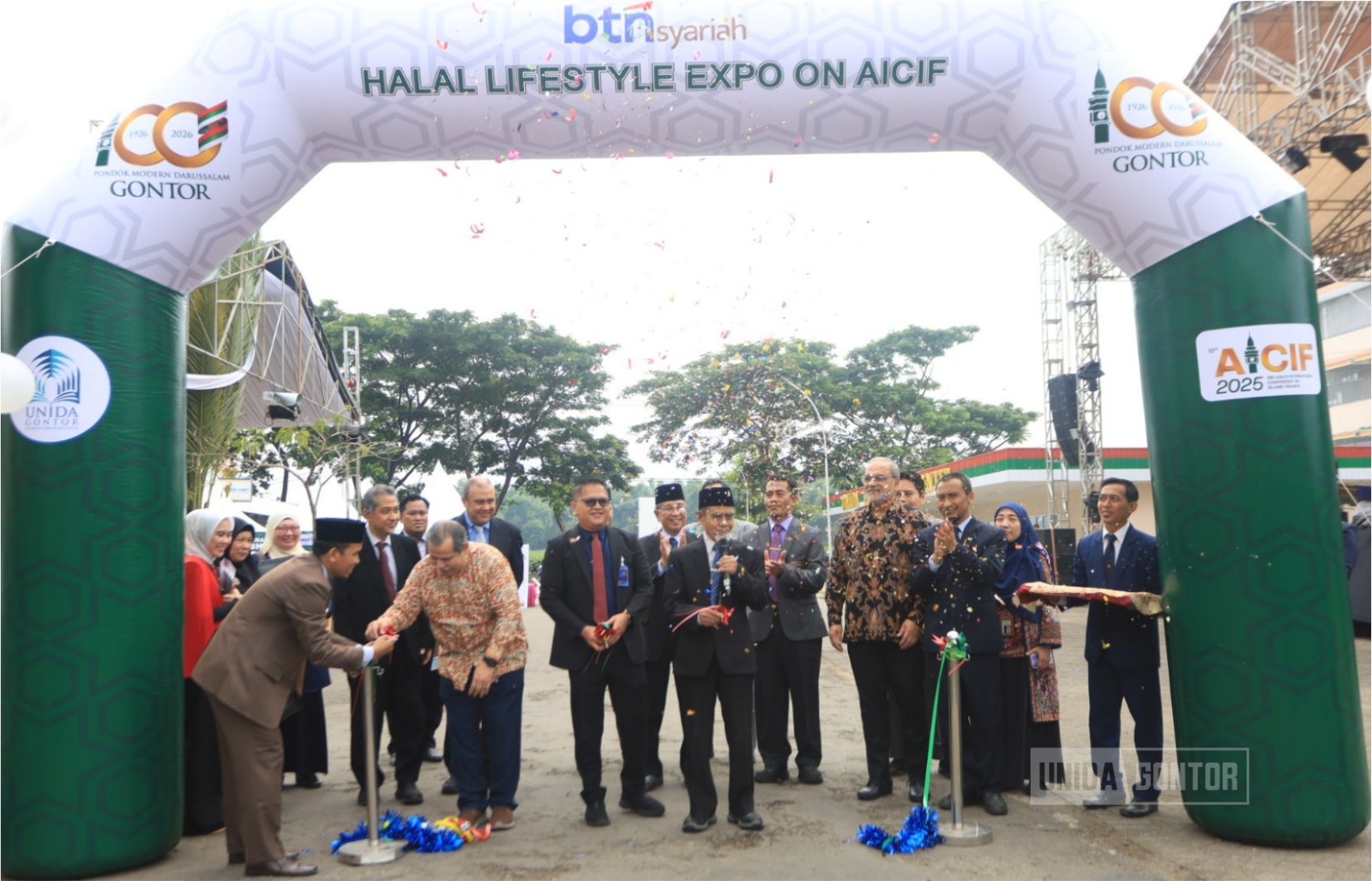 Pembukaan Grand Opening BTN Syariah Halal Lifestyle Expo dalam rangka The 13th AICIF dan 100 Tahun Gontor oleh K.H. Hasan Abdullah Sahal di Panggung Expo UNIDA Gontor, dengan latar stan UMKM halal Ponorogo dan FORBIS Gontor.