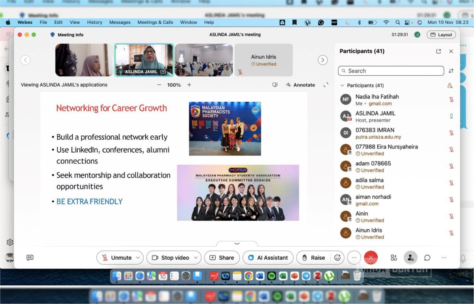 Mahasiswi Farmasi UNIDA Gontor mengikuti kuliah pakar kewirausahaan syariah bersama pemateri dari UNISZA Malaysia di ruang Istanbul 202, Kampus UNIDA Gontor.
