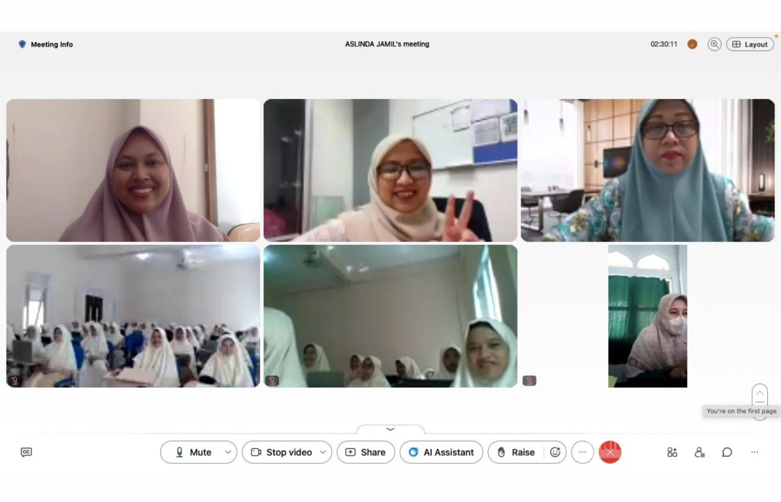 Mahasiswi Farmasi UNIDA Gontor mengikuti kuliah pakar kewirausahaan syariah bersama pemateri dari UNISZA Malaysia di ruang Istanbul 202, Kampus UNIDA Gontor.