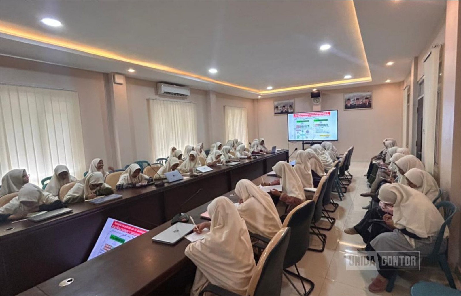 Mahasiswa Farmasi UNIDA Gontor mengikuti kuliah tamu tentang teknologi S-SNEDDS bersama Dr. apt. Iis Wahyuningsih di Aula Fungsionaris Istanbul.