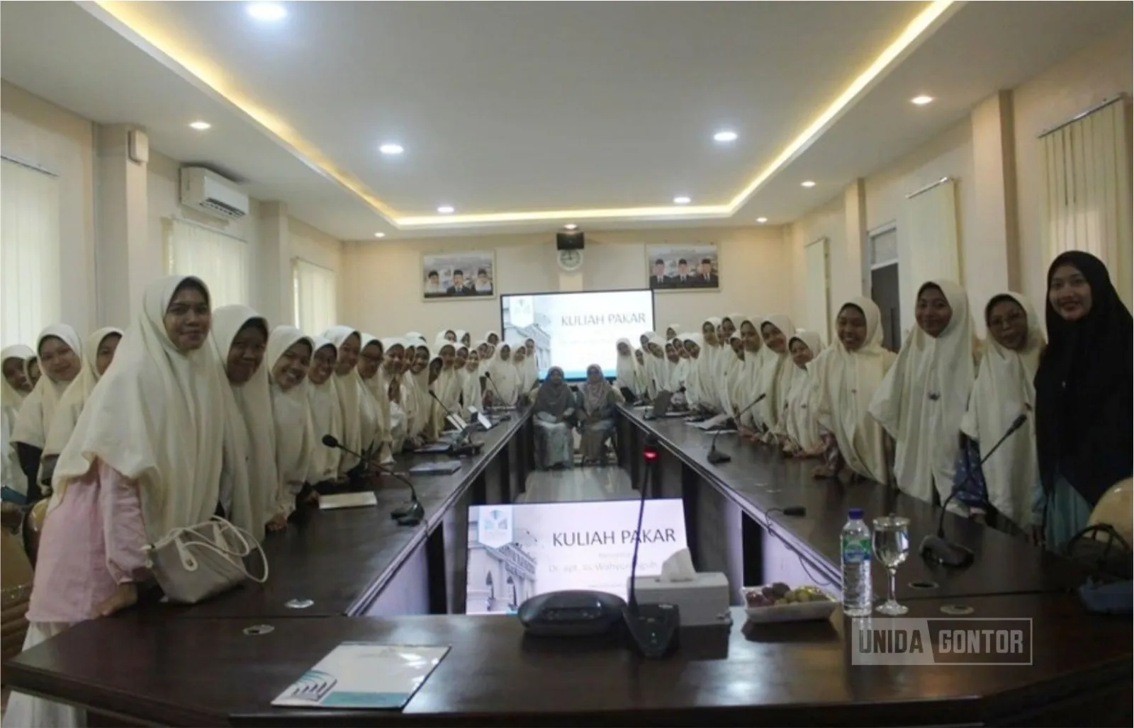 Mahasiswa Farmasi UNIDA Gontor mengikuti kuliah tamu tentang teknologi S-SNEDDS bersama Dr. apt. Iis Wahyuningsih di Aula Fungsionaris Istanbul.