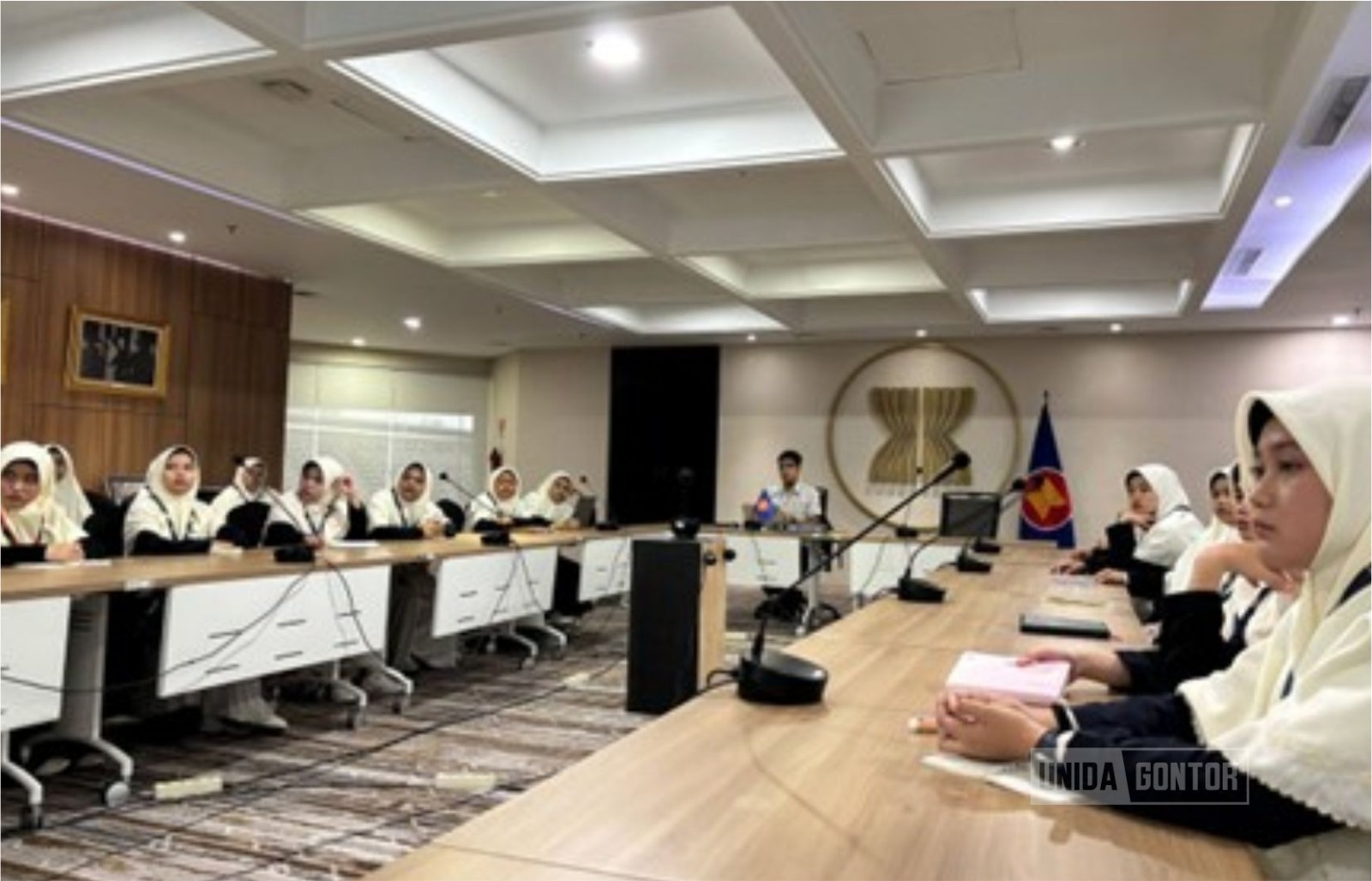 Mahasiswi HI UNIDA Gontor mengikuti pemaparan di Kantor Sekretariat ASEAN, Jakarta Selatan.