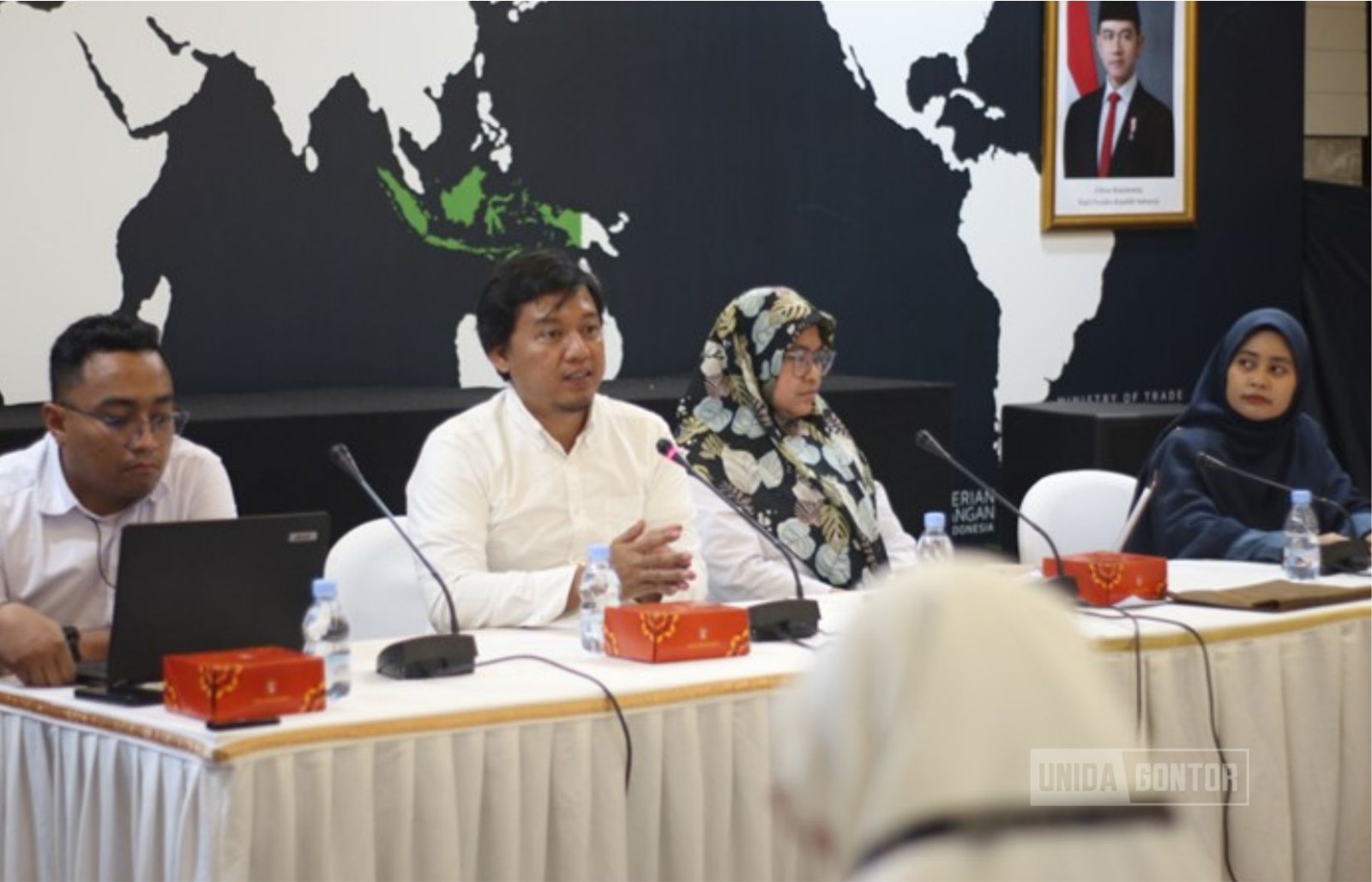 Mahasiswi HI UNIDA Gontor kunjungan studi akademik ke Kemendag RI, berdiskusi strategi perdagangan internasional.