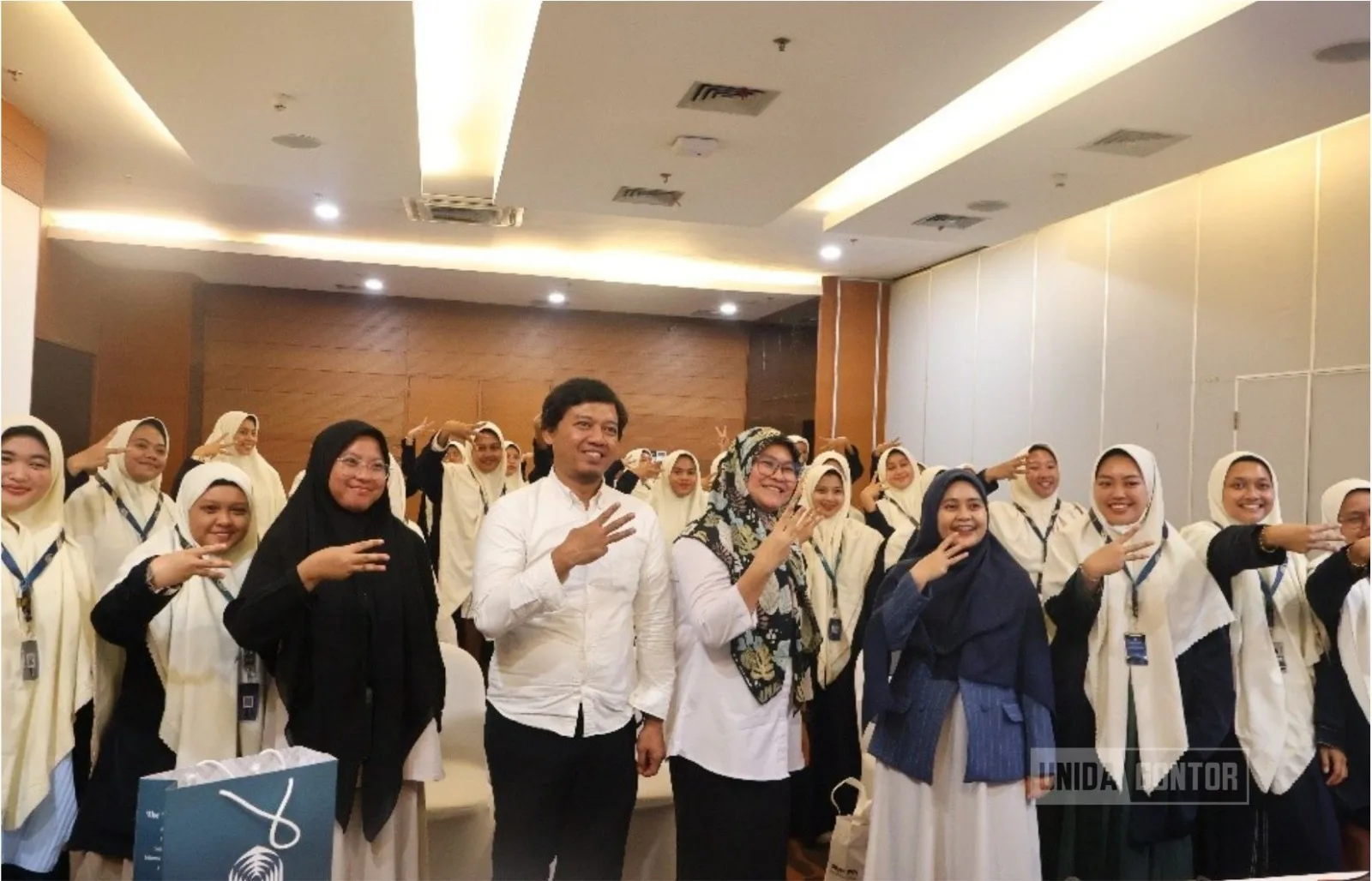 Mahasiswi HI UNIDA Gontor kunjungan studi akademik ke Kemendag RI, berdiskusi strategi perdagangan internasional.