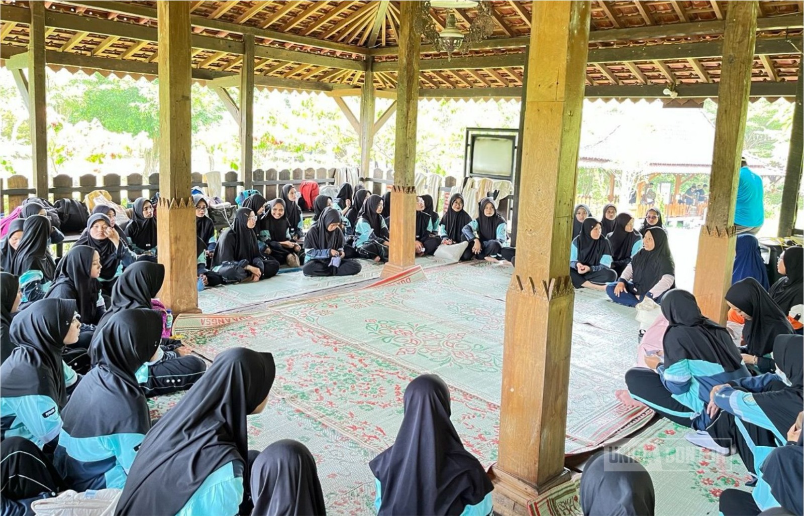 Peserta LDK HIMA Ash-Shaydalah Farmasi UNIDA Gontor mengikuti materi kepemimpinan di Klaten.