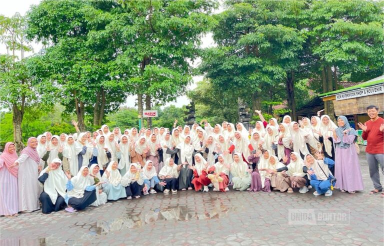 Peserta LDK HIMA Ash-Shaydalah Farmasi UNIDA Gontor mengikuti materi kepemimpinan di Klaten.