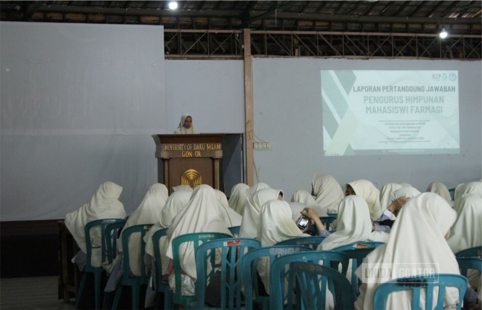 Suasana LPJ dan pelantikan pengurus HIMA As-Shaydalah Prodi Farmasi UNIDA Gontor di aula kampus, dihadiri dekanat dan mahasiswa.