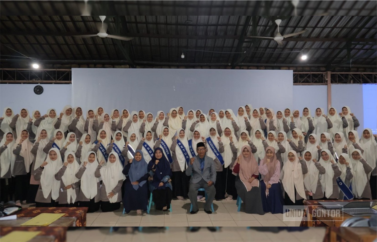 Suasana LPJ dan pelantikan pengurus HIMA As-Shaydalah Prodi Farmasi UNIDA Gontor di aula kampus, dihadiri dekanat dan mahasiswa.