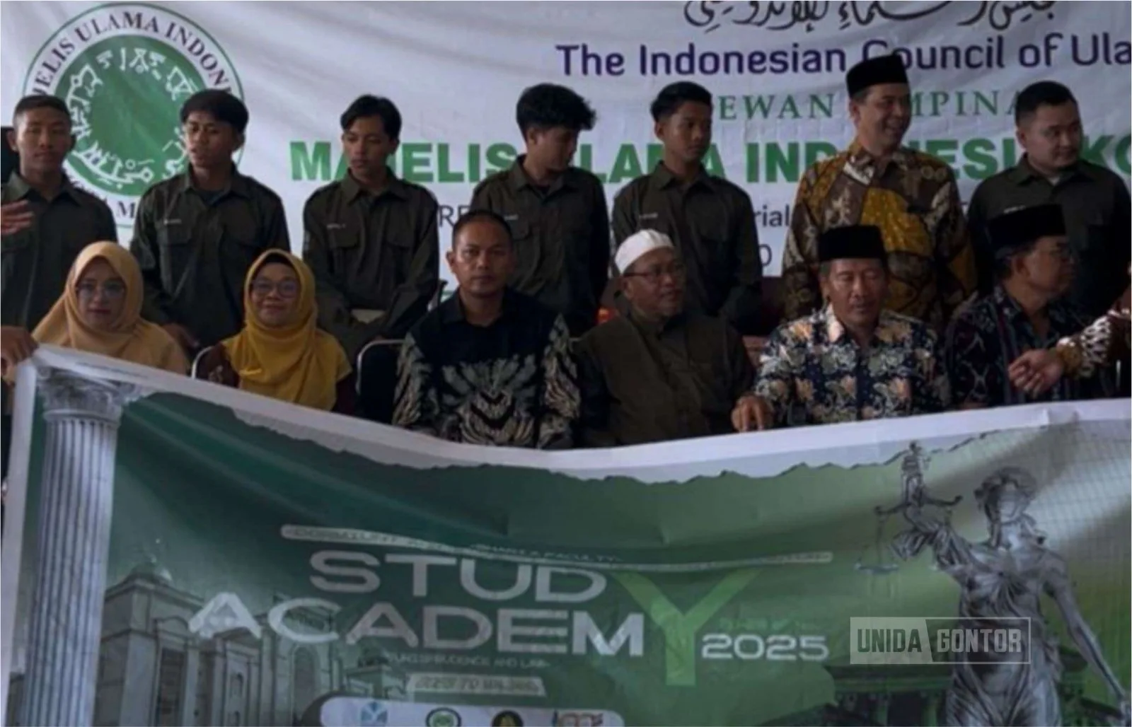 Mahasiswa PMH UNIDA Gontor berdiskusi dengan pimpinan MUI Kota Malang tentang dinamika fatwa dan isu keagamaan kontemporer.