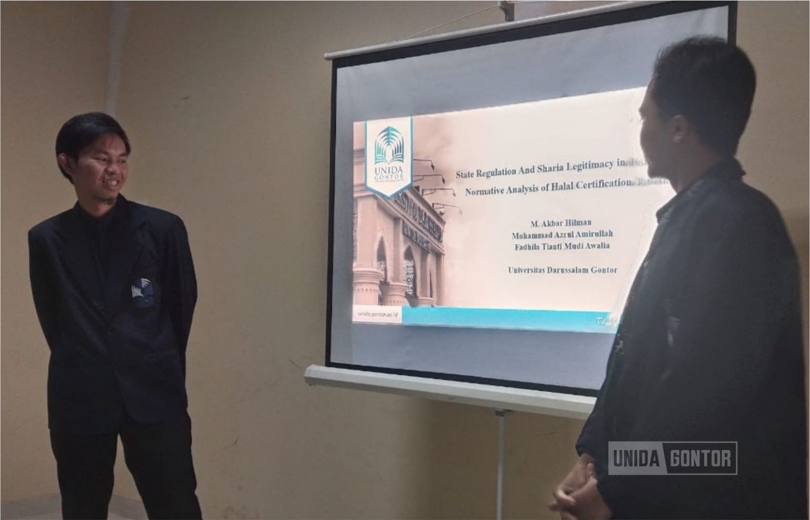 Dua mahasiswa UNIDA Gontor mempresentasikan riset sertifikasi halal pada konferensi AICIF 2025.