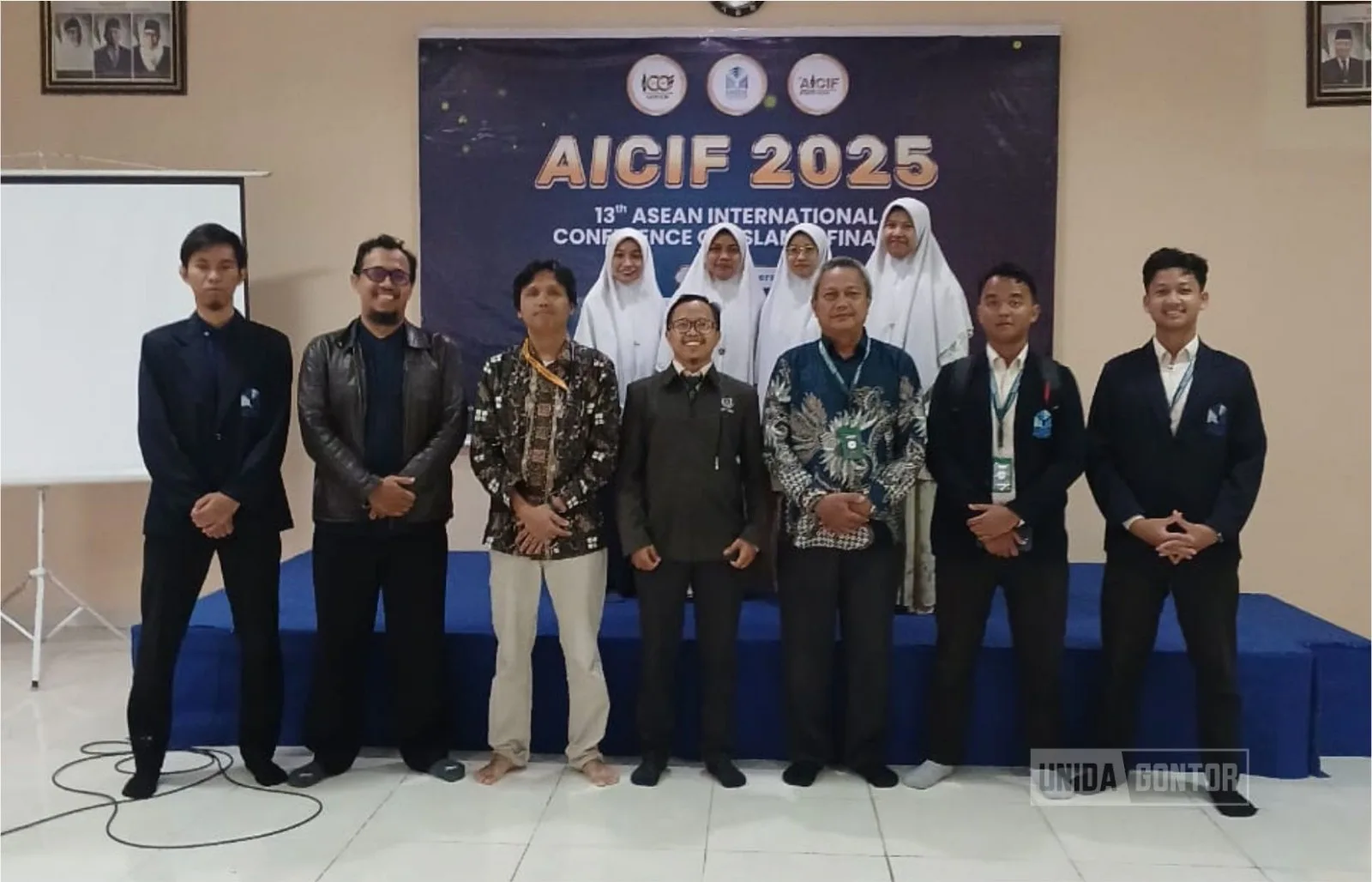 Dua mahasiswa UNIDA Gontor mempresentasikan riset sertifikasi halal pada konferensi AICIF 2025.