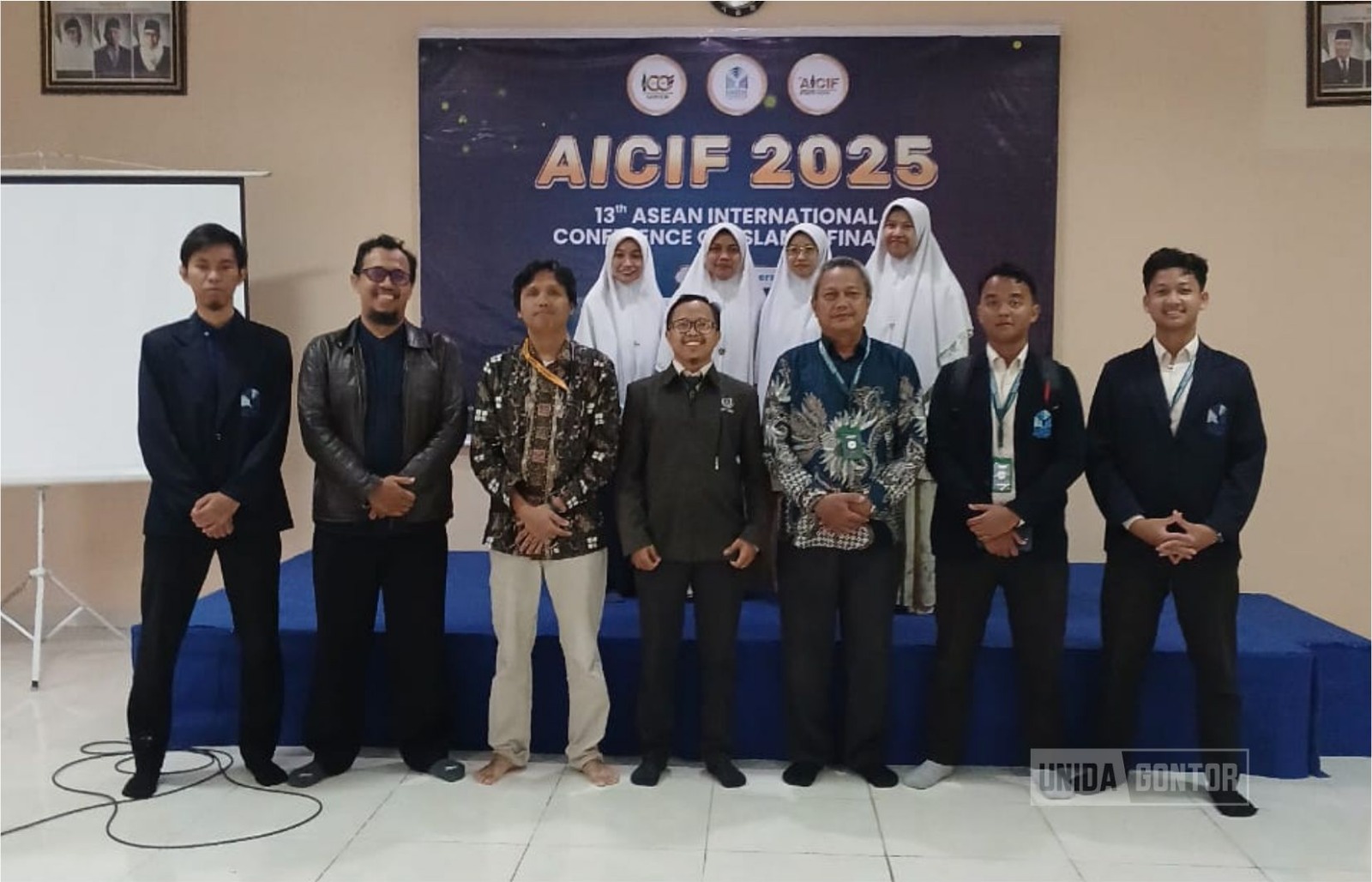Dua mahasiswa UNIDA Gontor mempresentasikan riset sertifikasi halal pada konferensi AICIF 2025.