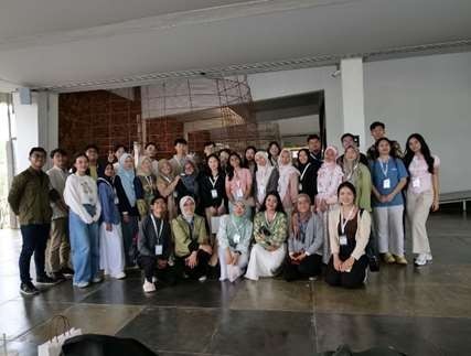 Mahasiswi Farmasi UNIDA Gontor mengikuti Summer Course UGM 2025 bertema Green Pharmacy.