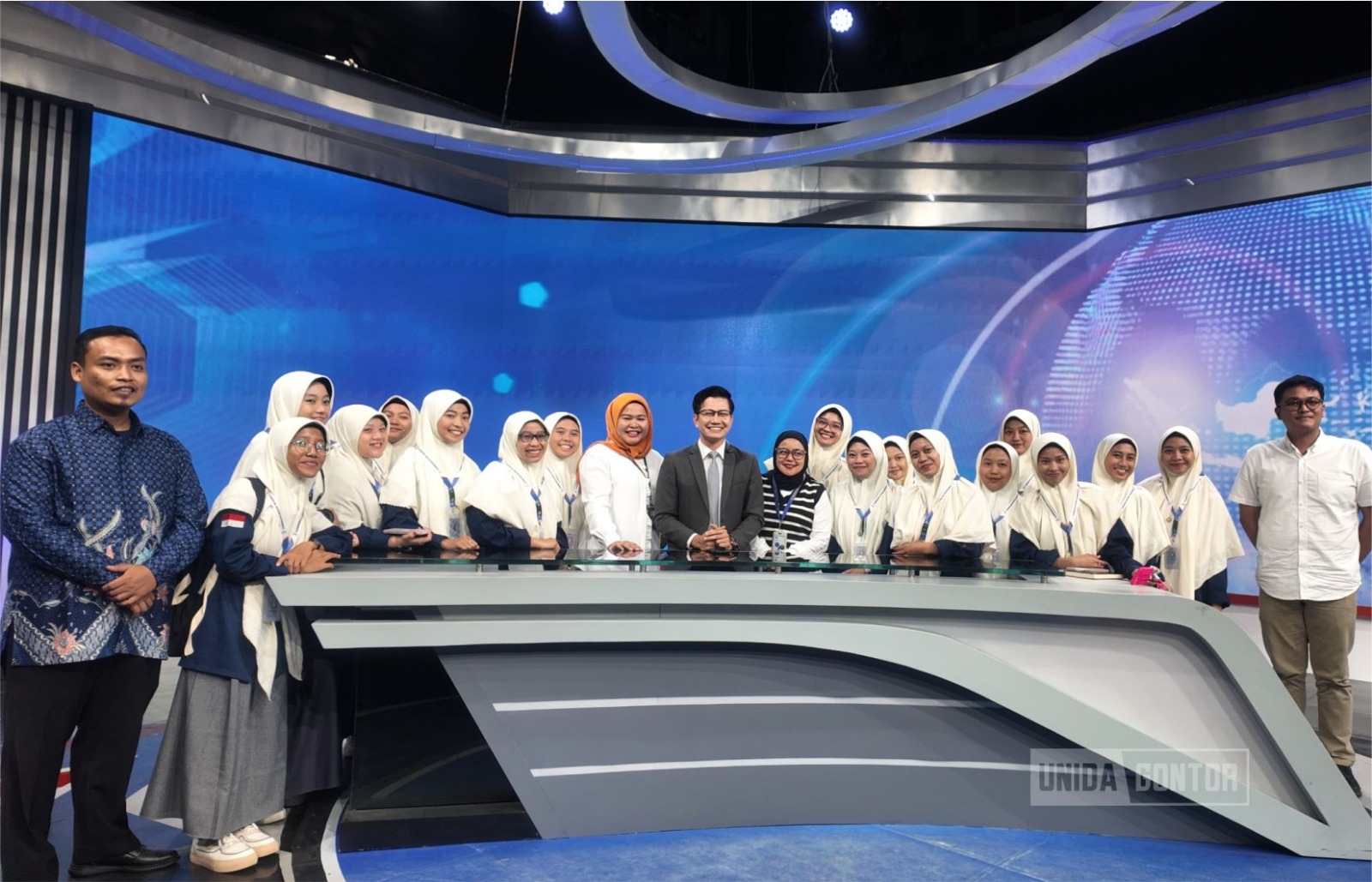 Mahasiswi Ilmu Komunikasi UNIDA Gontor mengikuti Studi Akademik di TVRI Jakarta, mengamati langsung proses siaran televisi dan produksi program di studio serta ruang newsroom.