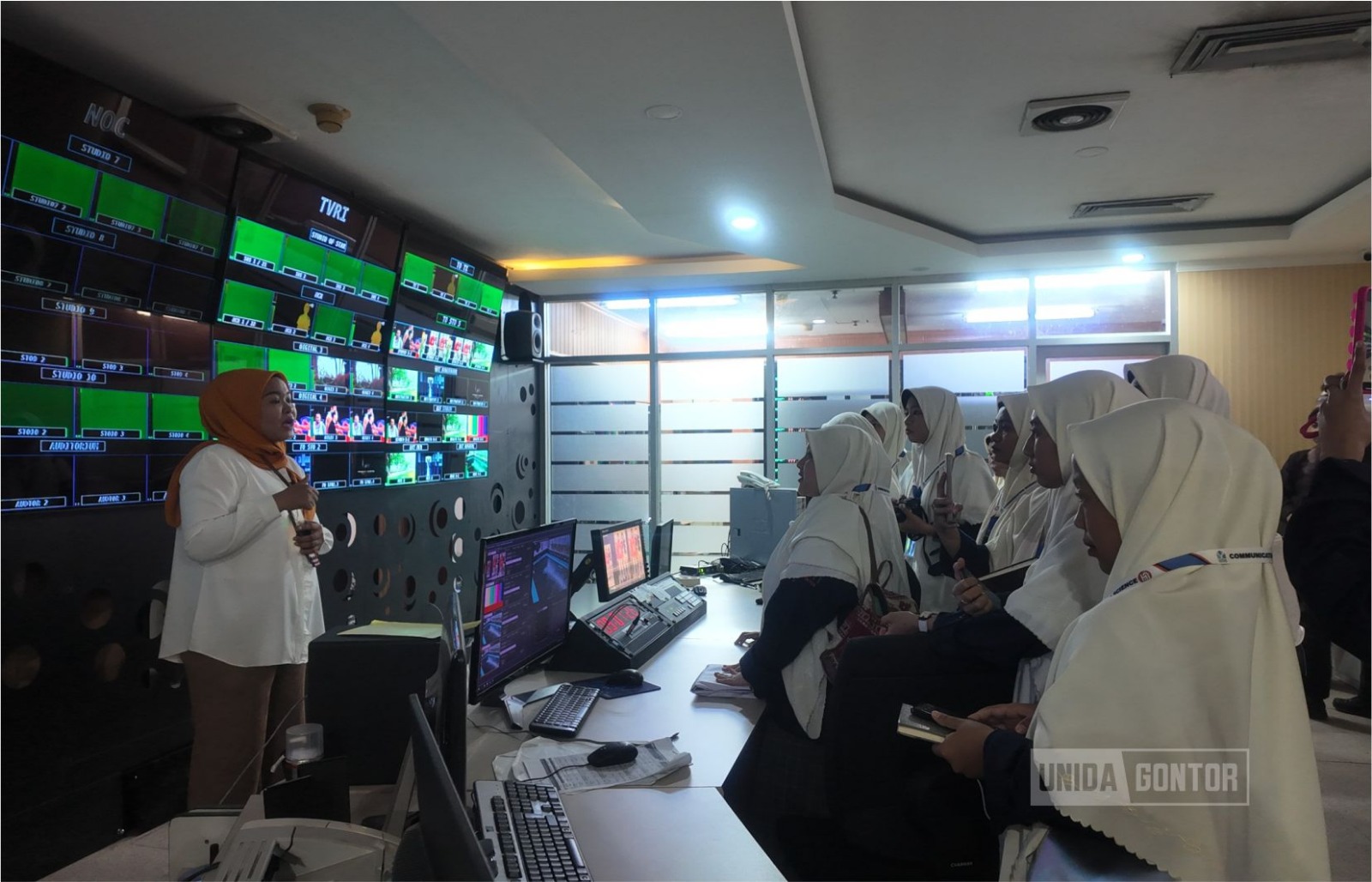 Mahasiswi Ilmu Komunikasi UNIDA Gontor mengikuti Studi Akademik di TVRI Jakarta, mengamati langsung proses siaran televisi dan produksi program di studio serta ruang newsroom.