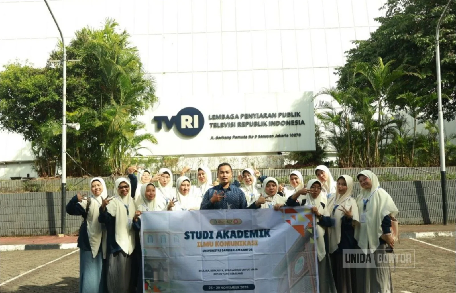 Mahasiswi Ilmu Komunikasi UNIDA Gontor mengikuti Studi Akademik di TVRI Jakarta, mengamati langsung proses siaran televisi dan produksi program di studio serta ruang newsroom.