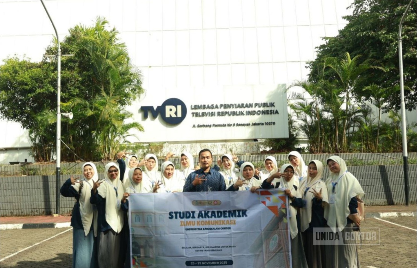 Mahasiswi Ilmu Komunikasi UNIDA Gontor mengikuti Studi Akademik di TVRI Jakarta, mengamati langsung proses siaran televisi dan produksi program di studio serta ruang newsroom.