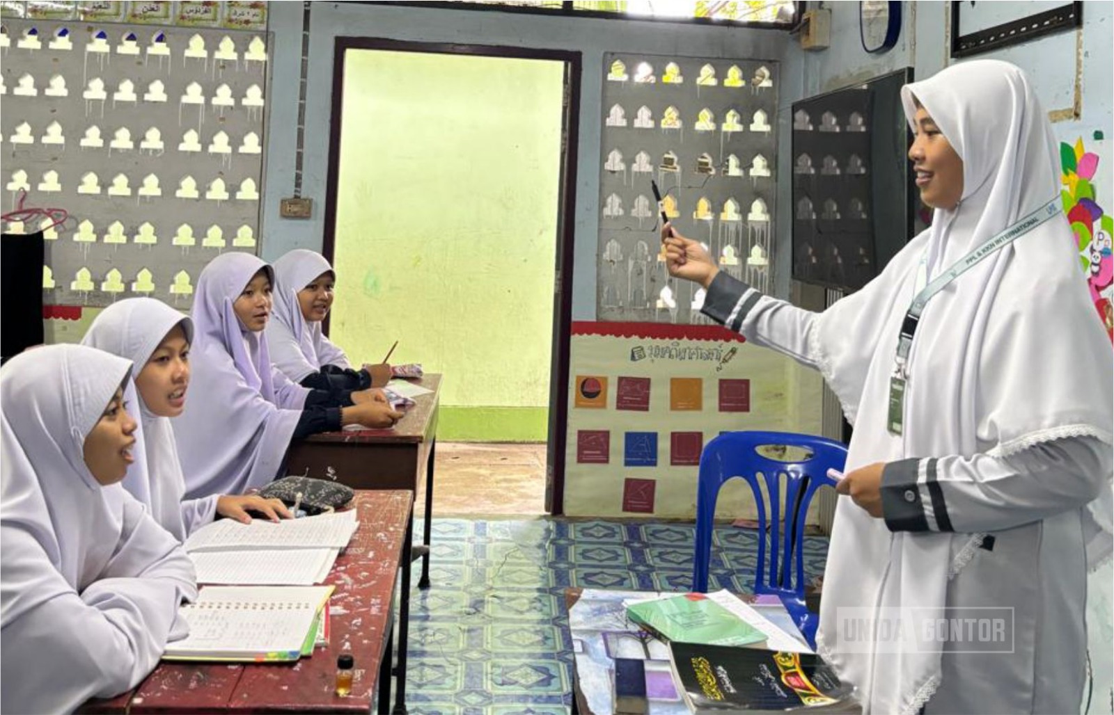 Mahasiswi Fakultas Tarbiyah UNIDA Gontor mengajar santriwati di kelas Pondok Darul Barakah Pattani, Thailand Selatan dalam program PPL internasional.