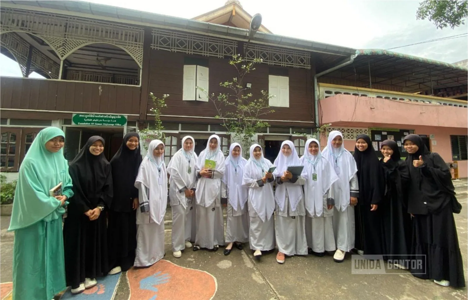 Mahasiswi Fakultas Tarbiyah UNIDA Gontor mengajar santriwati di kelas Pondok Darul Barakah Pattani, Thailand Selatan dalam program PPL internasional.