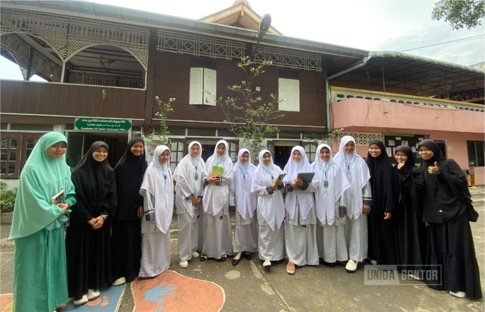 Mahasiswi Fakultas Tarbiyah UNIDA Gontor mengajar santriwati di kelas Pondok Darul Barakah Pattani, Thailand Selatan dalam program PPL internasional.