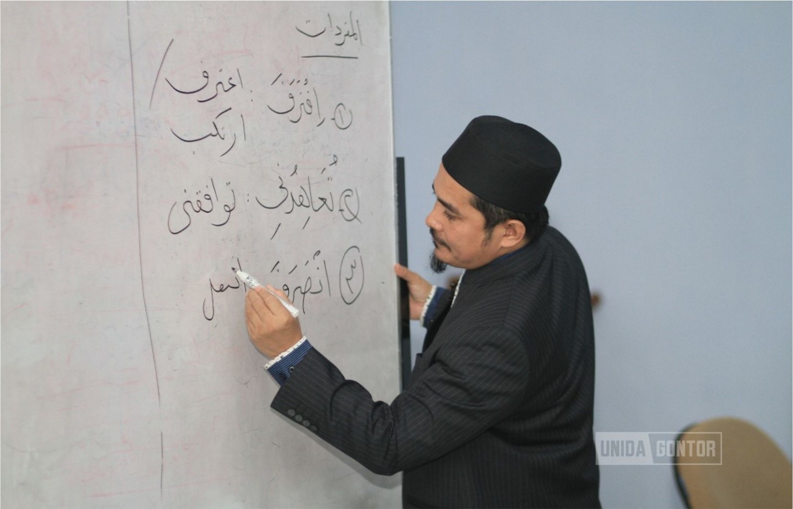 Peserta DQ MAIK Malaysia mempraktikkan microteaching bahasa Arab di Hall Unida Inn, didampingi dosen Pusdiklat UNIDA Gontor dan diikuti mahasiswa sebagai pelajar.