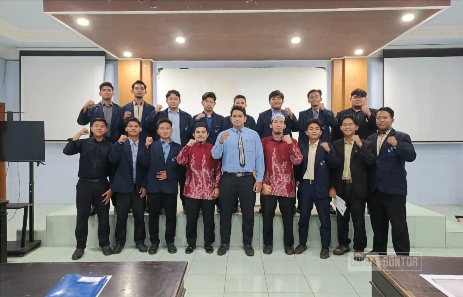 Peserta DQ MAIK Malaysia mempraktikkan microteaching bahasa Arab di Hall Unida Inn, didampingi dosen Pusdiklat UNIDA Gontor dan diikuti mahasiswa sebagai pelajar.