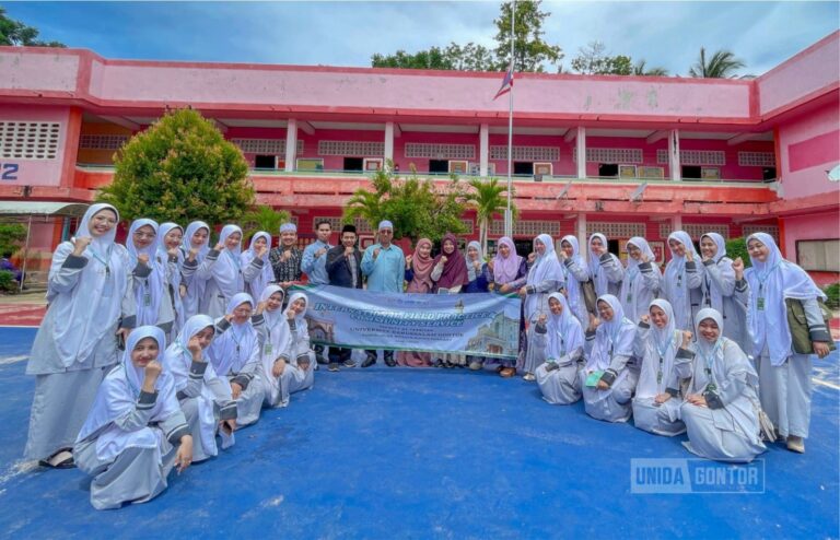 Mahasiswi Fakultas Tarbiyah UNIDA Gontor melaksanakan PPL Internasional di Saiburi Islam Wittaya School, Pattani, Thailand.