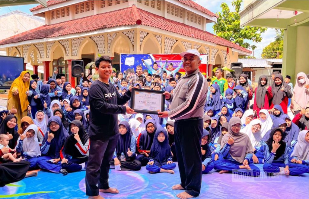 Peningkatan Bahasa Siswa SD Al-Gontory Tulungagung dengan Literacy and Bilingual Camp bersama UNIDA Gontor