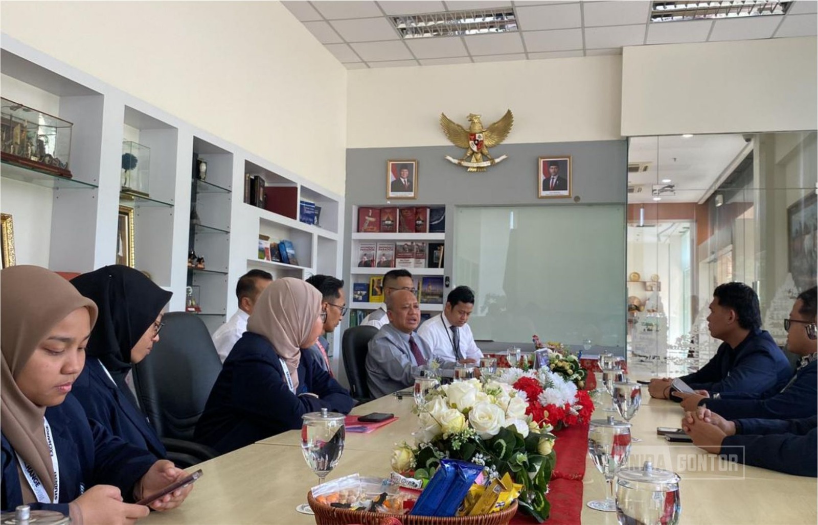 Foto bersama peserta Program PPL & KKN-T Internasional UNIDA Gontor 2025 dengan Jajaran KBRI Bandar Seri Begawan, Brunei Darussalam.