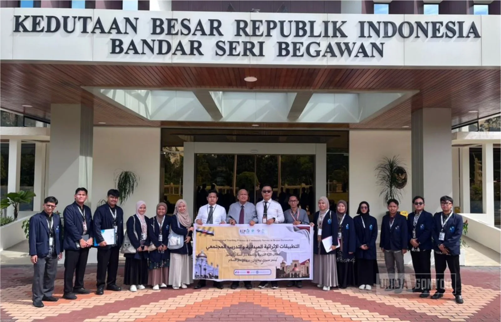 Foto bersama peserta Program PPL & KKN-T Internasional UNIDA Gontor 2025 dengan Jajaran KBRI Bandar Seri Begawan, Brunei Darussalam.