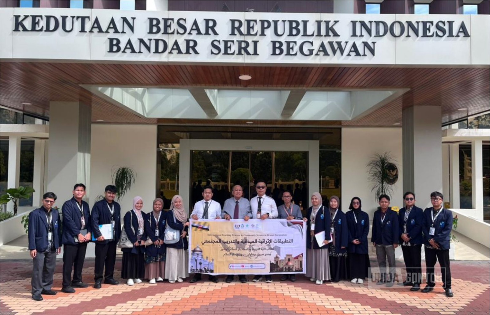 Foto bersama peserta Program PPL & KKN-T Internasional UNIDA Gontor 2025 dengan Jajaran KBRI Bandar Seri Begawan, Brunei Darussalam.