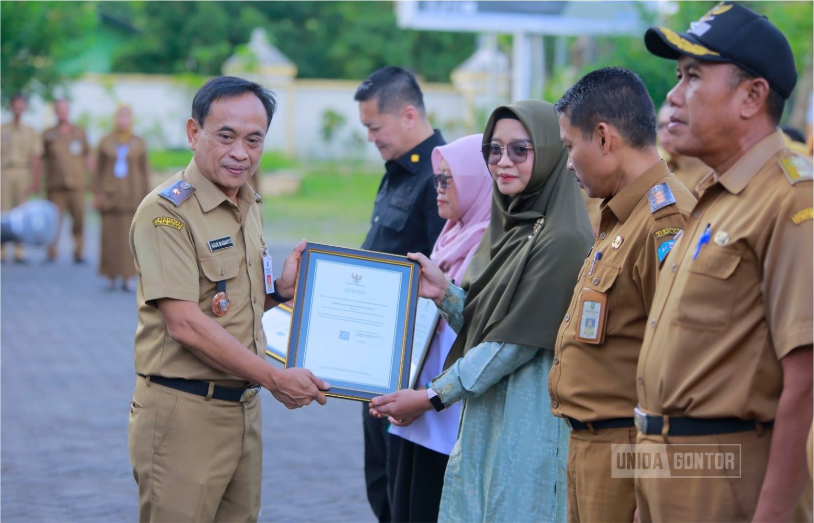 Dr. Sisca Mayang Phuspa menerima penghargaan Pemkab Ponorogo untuk UNIDA Gontor atas penerapan K3 perkantoran.