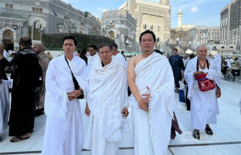 Tim E-Holistik Konseling UNIDA Gontor beribadah di Masjid Nabawi, Madinah.