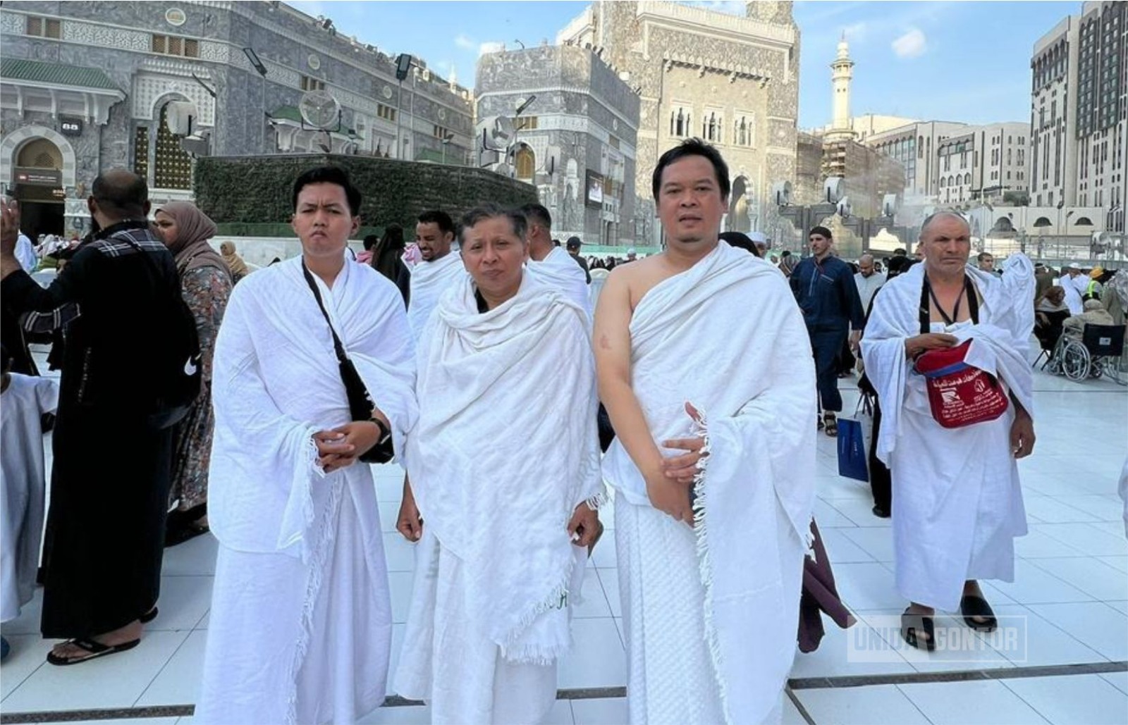 Tim E-Holistik Konseling UNIDA Gontor beribadah di Masjid Nabawi, Madinah.