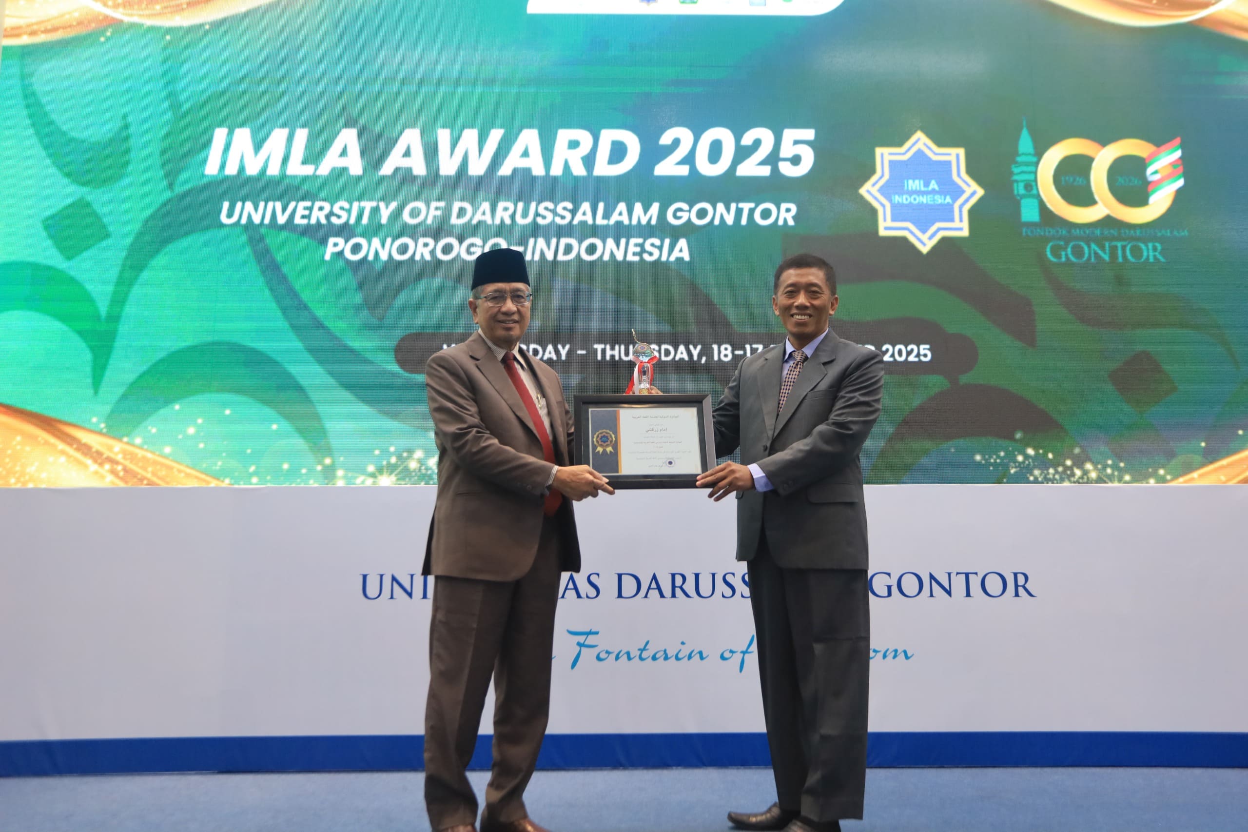 Wakil Menteri Agama RI menutup Muktamar Internasional Bahasa Arab di Hall UNIDA Gontor.