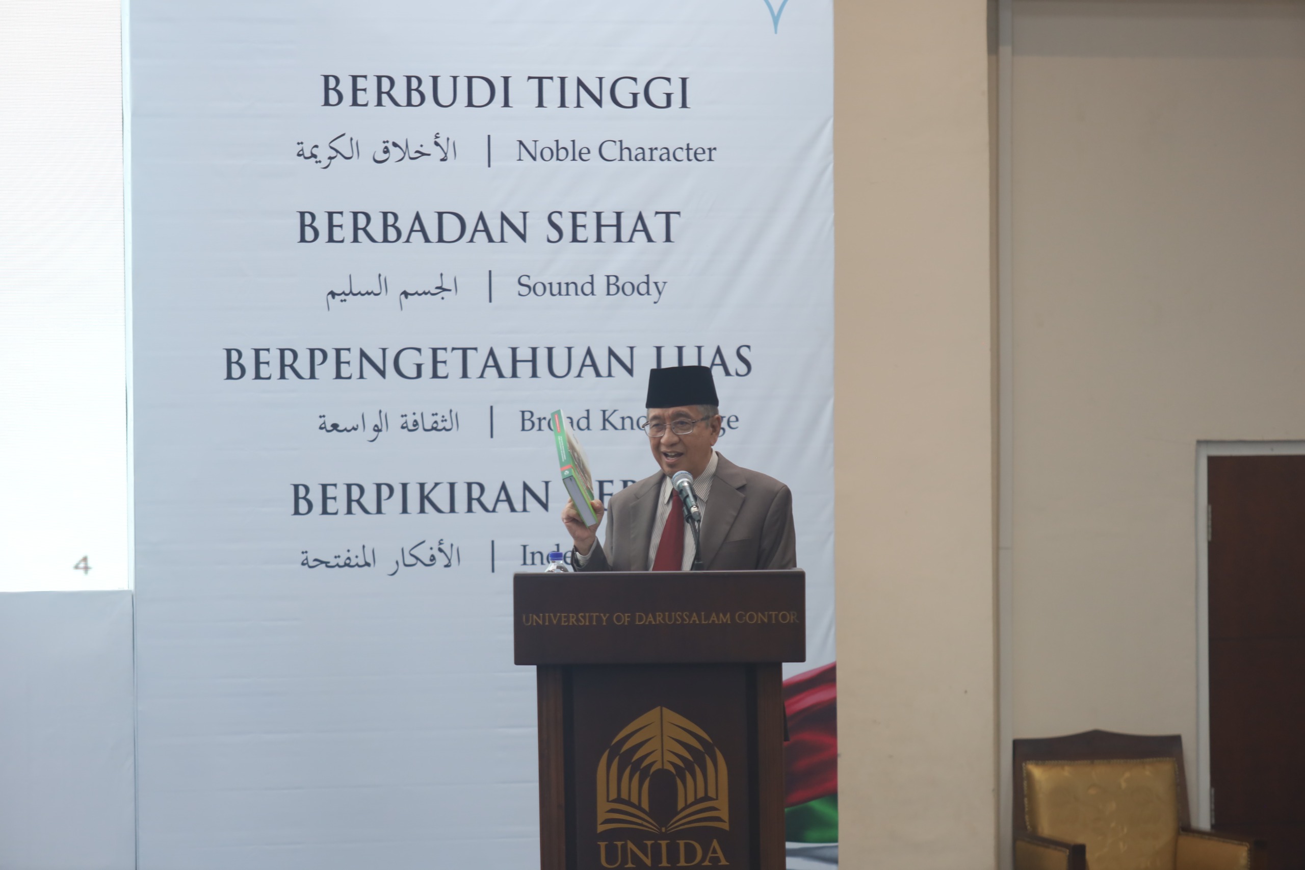 Wakil Menteri Agama RI menutup Muktamar Internasional Bahasa Arab di Hall UNIDA Gontor.