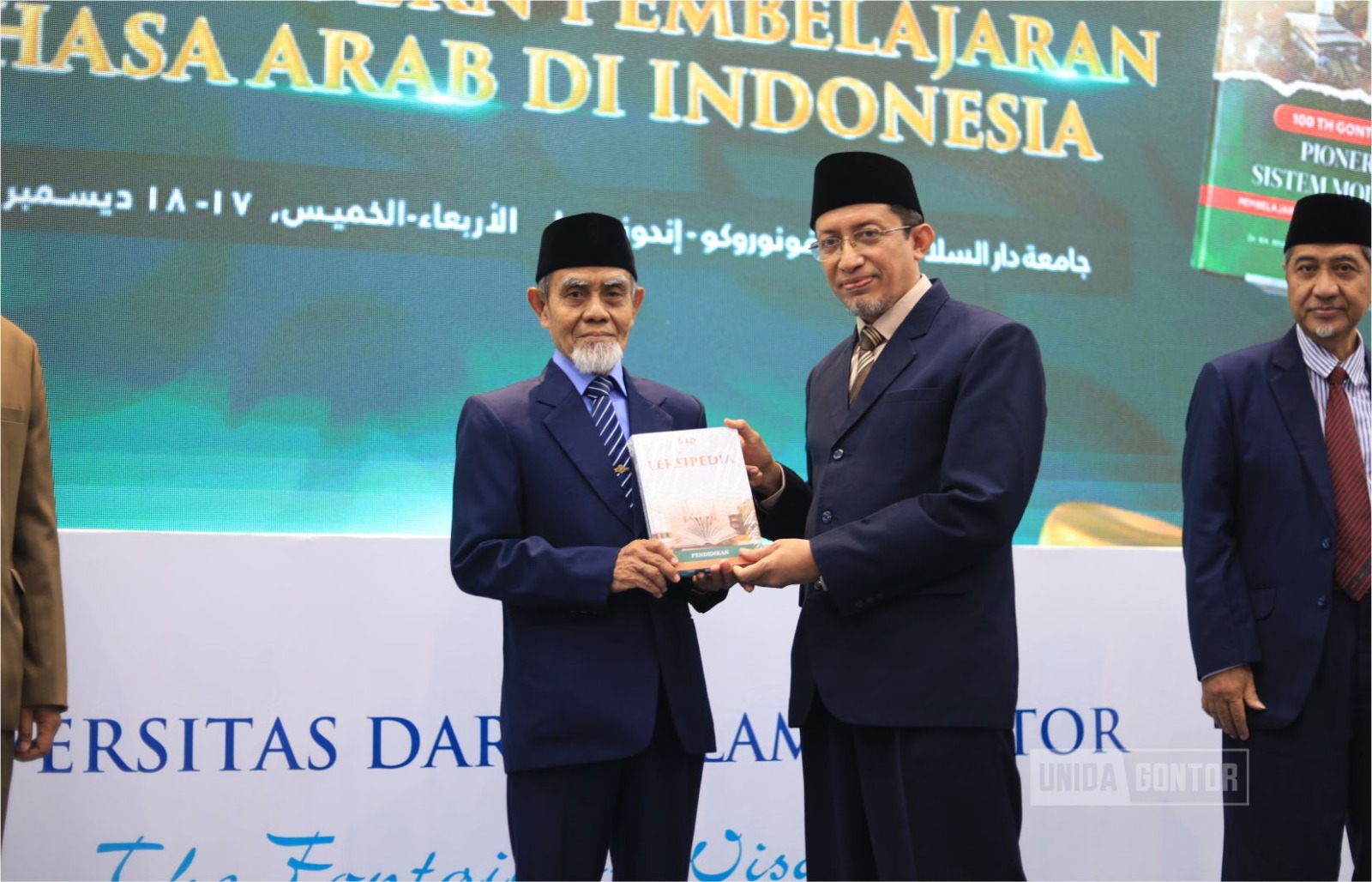 Penyerahan Simbolis Leksipedia kepada Presiden UNIDA Gontor KH. Hasan Abdullah Sahal