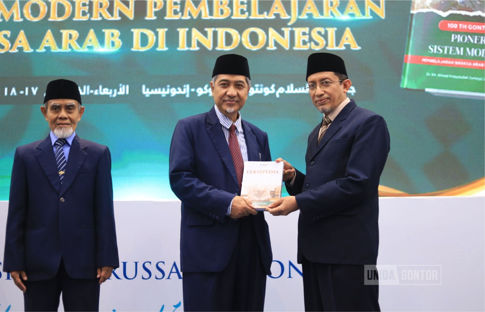 Penyerahan Simbolis Leksipedia kepada Rektor UNIDA Gontor Prof. Dr. KH. Hamid Fahmy Zarkasyi M.A.Ed., M.Phil.
