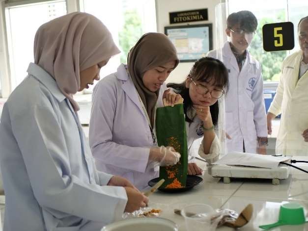 Praktik pembuatan jamu kunyit asam di Laboratorium Farmasi UGM oleh peserta program.