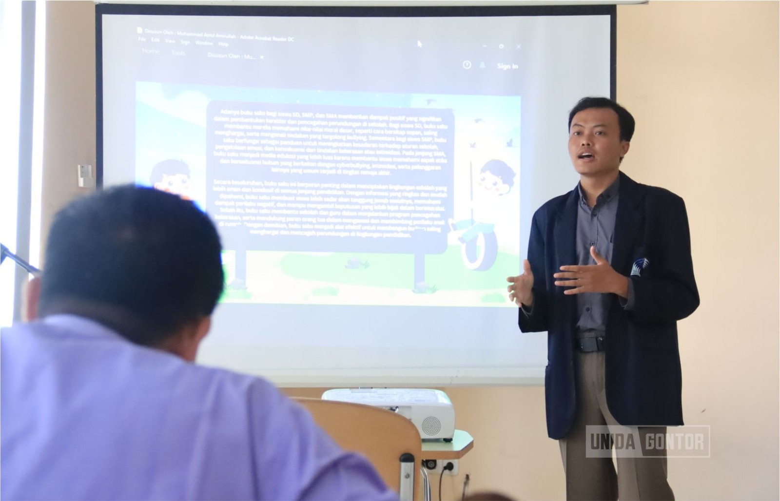 Mahasiswa UNIDA Gontor mempresentasikan gagasan dalam Pilmapres Tahap I di Lobby Gedung Terpadu