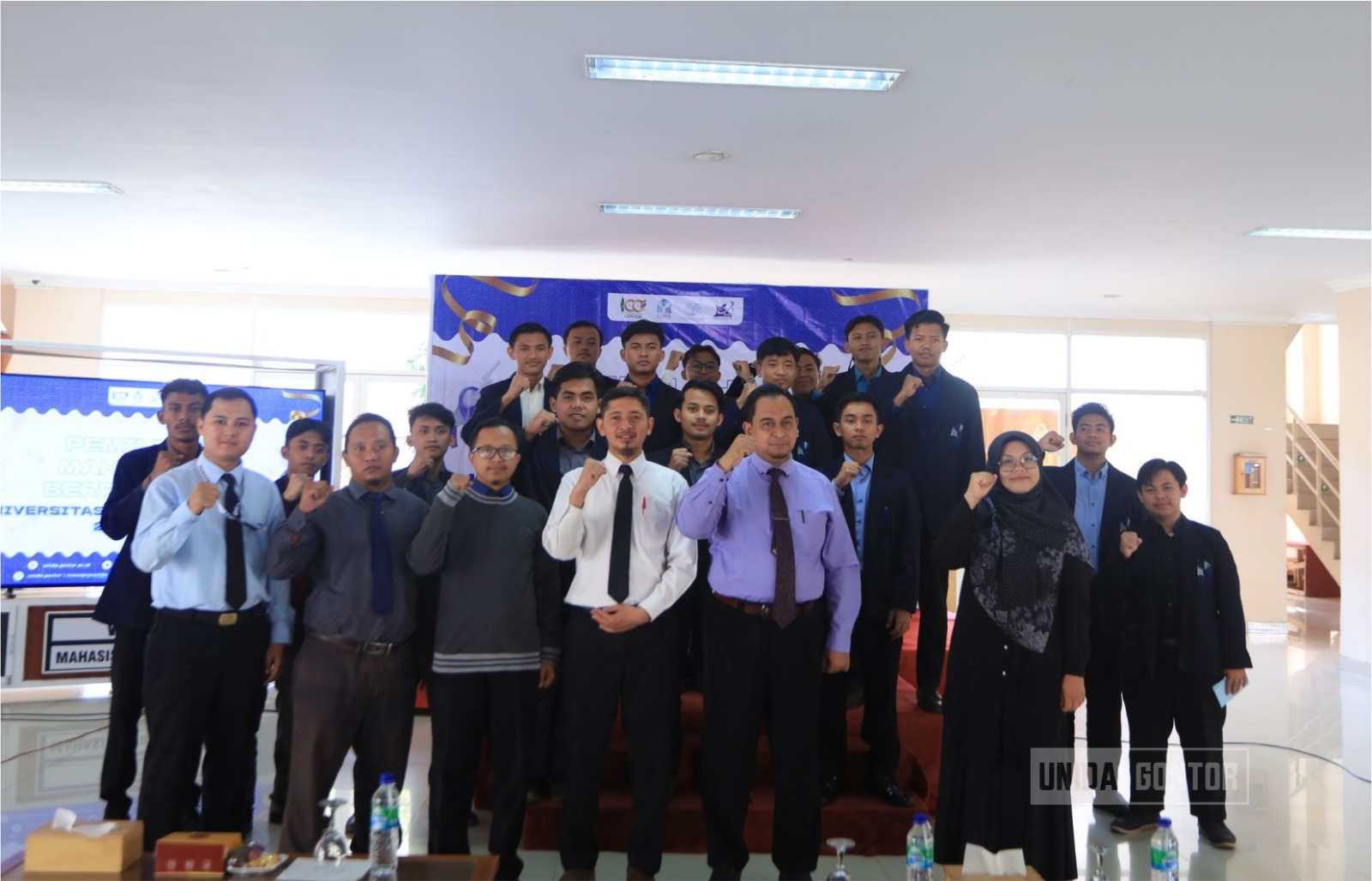 Mahasiswa UNIDA Gontor mempresentasikan gagasan dalam Pilmapres Tahap I di Lobby Gedung Terpadu