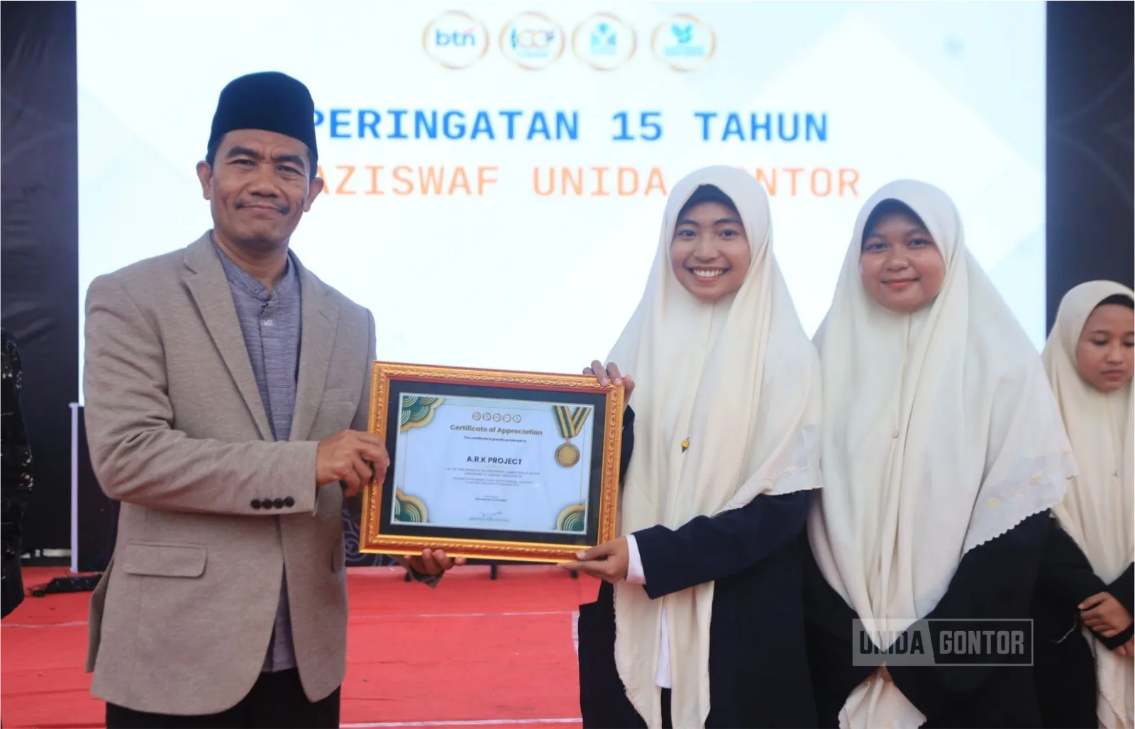 Tim Prodi Ilmu Komunikasi UNIDA Gontor meraih Juara 3 dalam Lomba Videografi LAZISWAF.