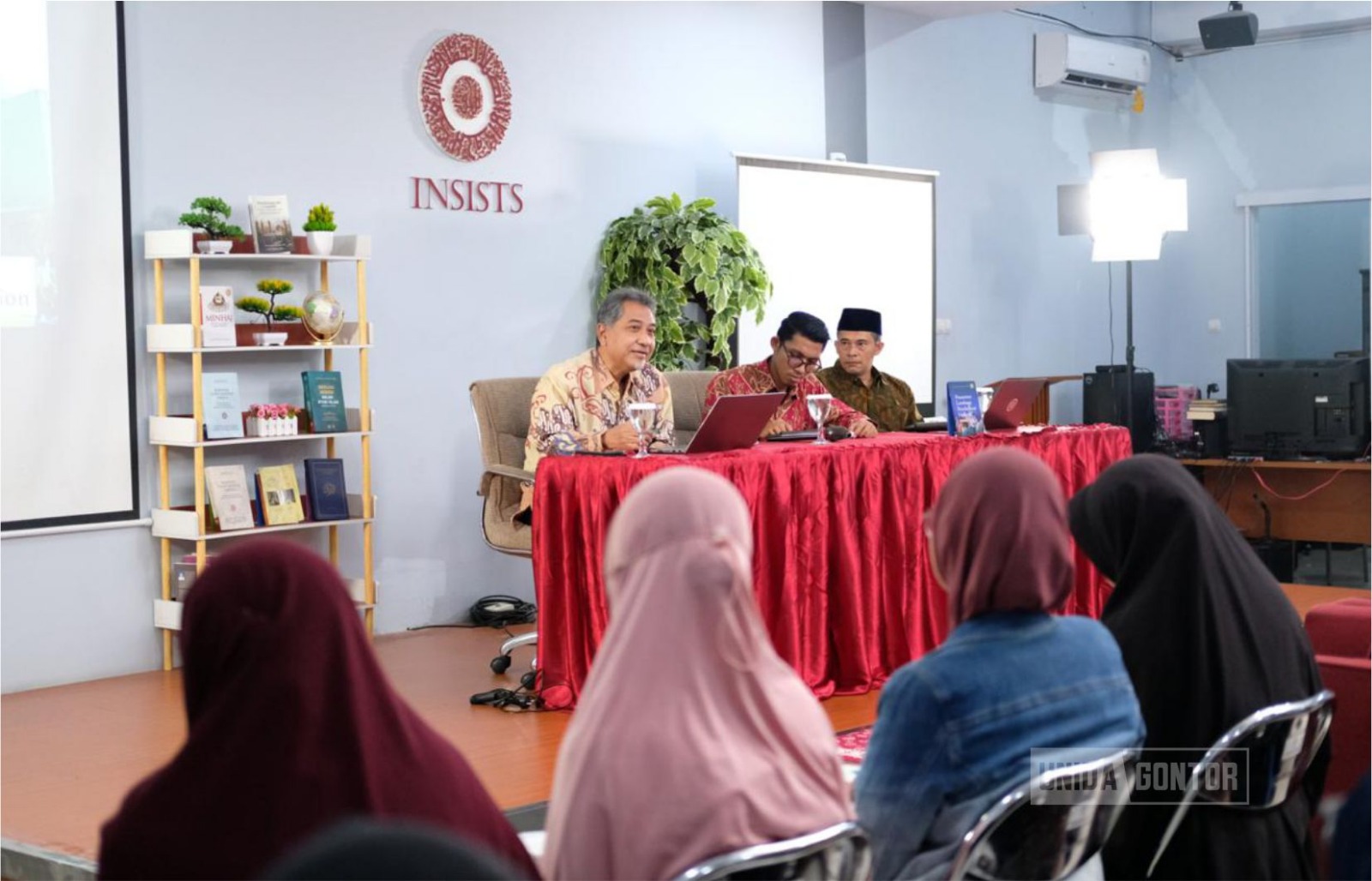 Rektor UNIDA Gontor Prof. Hamid Fahmy Zarkasyi menyampaikan pidato tentang pendidikan holistik pesantren pada Temu Ilmiah dan Pidato Akhir Tahun INSISTS di Jakarta.